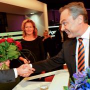 S-ledaren Stefan Löfven skakar hand med Folkpartiets Jan Björklund.