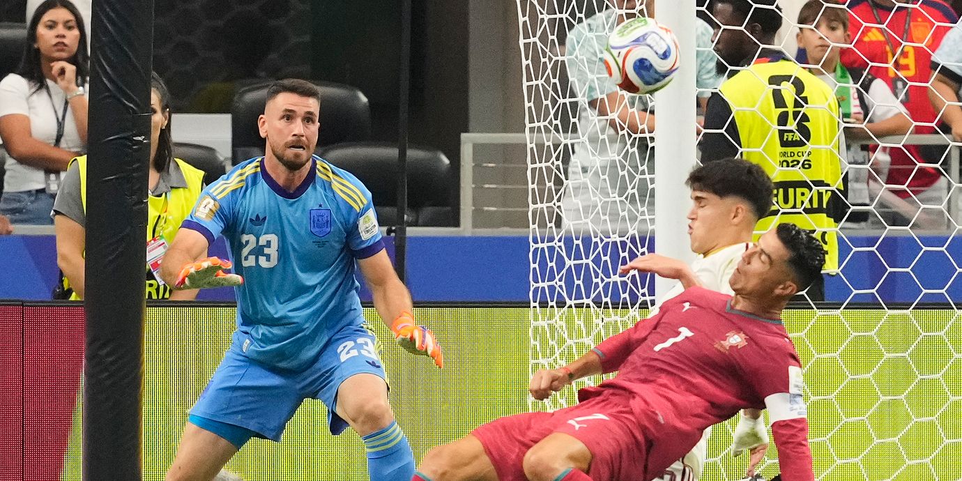 Cristiano Ronaldo lägger ett skott på mål i en annorlunda vinkel.