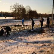 Människor tänder ljus och lämnar blommor på minnesplatsen utanför Campus Risbergska i Örebro där tio personer dog i en skolskjutning på förra veckan.