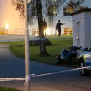 Polisen har spärrat av kring en moped i området Hässleholmen i Borås där en polis blivit knivskuren i samband med ett ingripande.