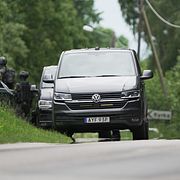 En polisinsats pågår i Alvesta efter att två personer misstänks ha blivit utsatta för mordförsök.