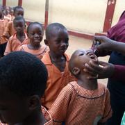 Skolflickor vaccineras i Lagos, Nigeria.