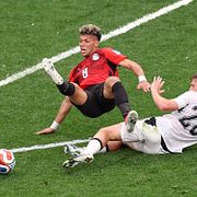 Egyptens Emam Ashour faller i duell med Nya Zealands Callum McCowatt och får gult kort.