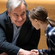 António Guterres skakar hand med Greta Thunberg. 