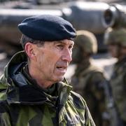 Sveriges överbefälhavare Micael Bydén under militärövningen Aurora 23 vid Rinkaby skjutfält utanför Kristianstad.