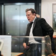 Elon Musk anländer till rättegången.