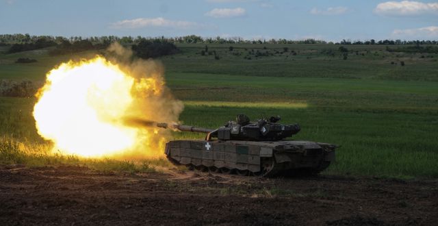 Ukrainsk stridsvagn avfyrar ett skott. Iryna Rybakova / AP