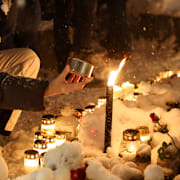 Minnesstund med ljusmanifestation till minne av den kvinna som mördades i Rönninge i Salem.