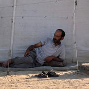 En man i Khan Yunis i krigshärjade Gaza. 