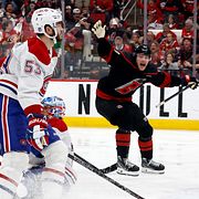 Carolina Hurricanes Eric Robinson reagerar på det avgörande målet.