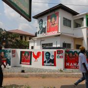 Människor passerar Convention People's Party (CPP) partihögkvarter i Accra.