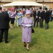 Drottning Elizabeth II vid trädgårdsfest i London 2012.