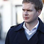 Fridolin på plats i Angered för att träffa representanter för skola och kommun.