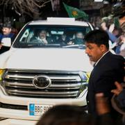 Säkerhetspådrag runt Nawaz Sharifs bil i Lahore, Pakistan 8 februari 2024. 