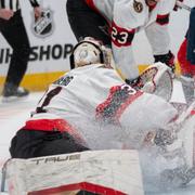 Anton Forsberg släpper in sitt första mål under nattens match. Innan periodens slut skulle det bli tre till. 