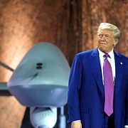 USA:s president Donald Trump framför en drönare av typen MQ-9 Reaper.