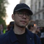 Hongkong aktivisten Nathan Law utanför den kinesiska ambassaden i London. 