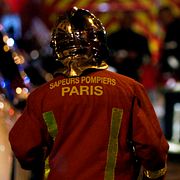 Brandmän arbetar vid platsen för branden. 