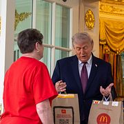 President Donald Trump tar emot hämtmat från McDonalds i Vita huset på måndagen.