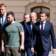 Ukrainas president Volodymyr Zelenskyj tillsammans med europeiska allierade.  Ludovic Marin / AP