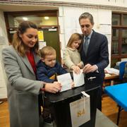 Premiärminister Simon Harris (Fine Gael) och hans familj röstar.