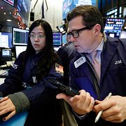 Investerarna Vera Liu och James Matthews på New York Stock Exchange. Arkivbild.