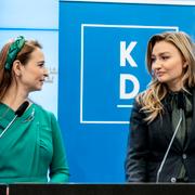 Kristdemokraternas partiledare Ebba Busch (KD) och Alice Teodorescu Måwe (KD) under en pressträff med Kristdemokraterna.