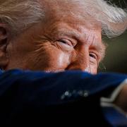 Donald Trump talar vid ett amerikanskt järnverk.