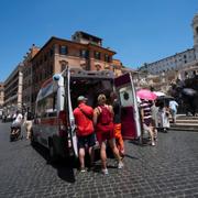 En ambulans som bistår turister vid Spanska trappan i Rom. 