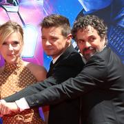 Jeremy Renner flankerad av medspelarna Scarlett Johansson och Mark Ruffalo i samband med en filmpremiär 2019. 