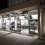 Polisens avspärrningar vid tunnelbanan efter att två personer har skjutits i Sundbyberg norr om Stockholm. Polisen genomför en större insats i stadsdelen Rissne och har spärrat av ett område för brottsplatsundersökning. 
