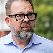 Jari Puustinen (M) på besök i bostadsområdet Årby i Eskilstuna 2022.