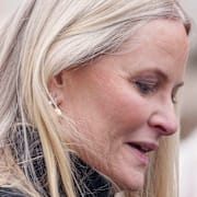 Norges kronprinsessa Mette-Marit befinner sig i rejält blåsväder och familjerelaterade problem samtidigt som hon kämpar med en allvarlig sjukdom.