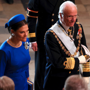 Kung Carl Gustaf och kronprinsessan Victoria / prins Harry med fler under kröningen.