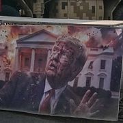 Iranska robotar vid flaggor med anti-Trumpbudskap: ”Vi ska döda dig”.  kTeheran den 29 juli 2026.