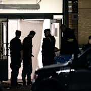 Poliser vid Campus Risbergska efter massmordet.