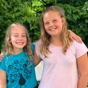 Elvira Gille, 10 år, och Elsa Mattsson, 11 år, räddade en ung kvinna från att drunkna i Askersund.