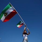 Ayatolla Ali Khameneis död både firas och sörjs i Iran efter att dödsfallet bekräftats.