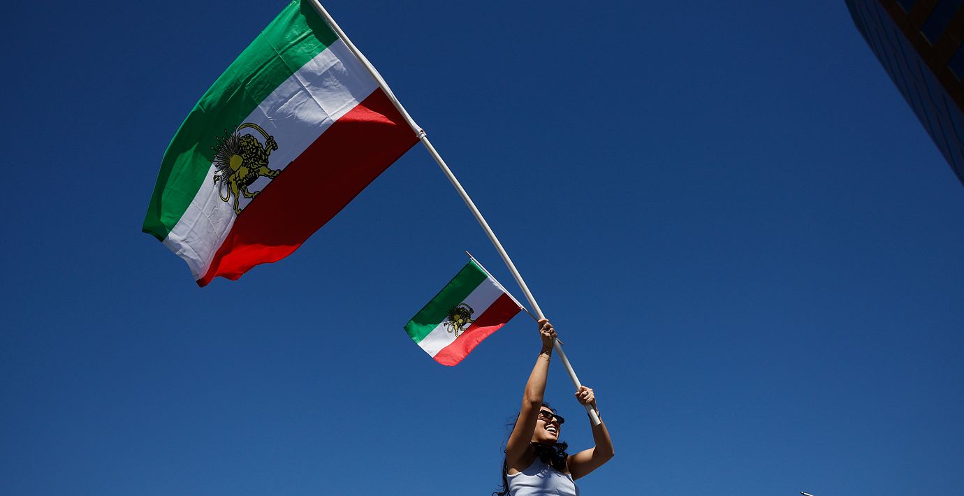 Ayatolla Ali Khameneis död både firas och sörjs i Iran efter att dödsfallet bekräftats.