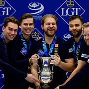 Det svenska laget med segerpokalen.