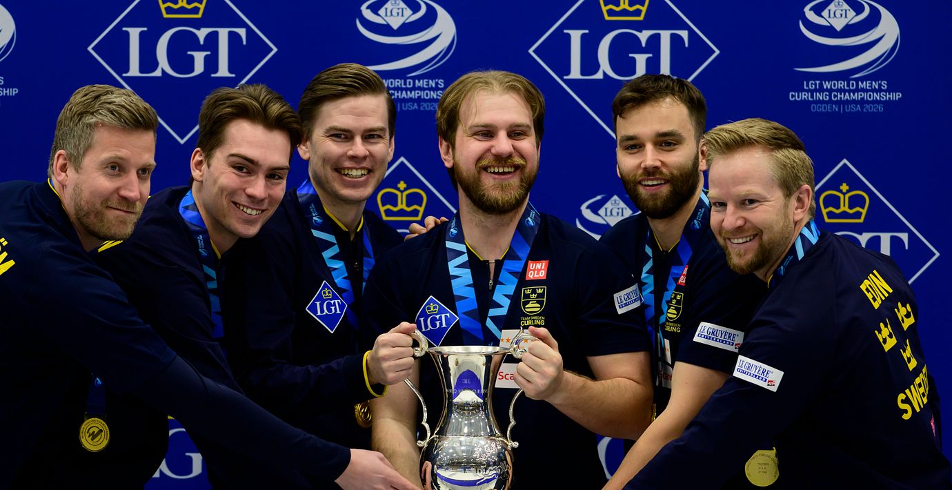 Det svenska laget med segerpokalen.