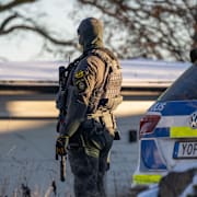 Polis är på plats. 