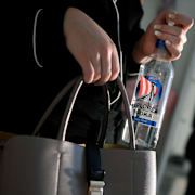 Spriten säljs ofta i vanliga flaskor.