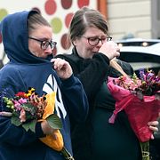 Boende i Schoharie lägger blommor vid olycksplatsen.