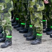 Soldater i uniform. 