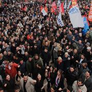 Människor utanför det oppositionella Republikanska folkpartiets (CHP) högkvarter för att protestera efter gripandet av Istanbuls borgmästare den 19 mars 2025.