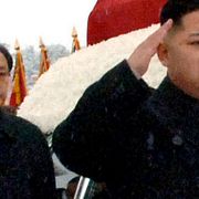 Jang Song-Thaek bakom ledaren Kim Jong-Un i samband med begravningen av Kim Jong-Il.