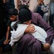 Mayar Abu Odeh, 8, dödades i ett israeliskt flyganfall mot Gaza i juni, på bilden håller hennes mamma om flickans döda kropp.