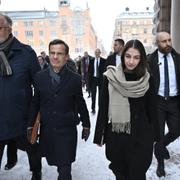 Statsminister Ulf Kristersson (M) och klimat- och miljöminister Romina Pourmokhtari, på väg till riksdagens prövning av yrkande om misstroendeförklaring mot henne.