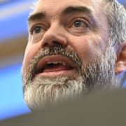 Fredrik Lundh Sammeli (S), socialdemokraternas socialpolitiske talesman, presenterar nyhet vid en pressträff under onsdagen. 